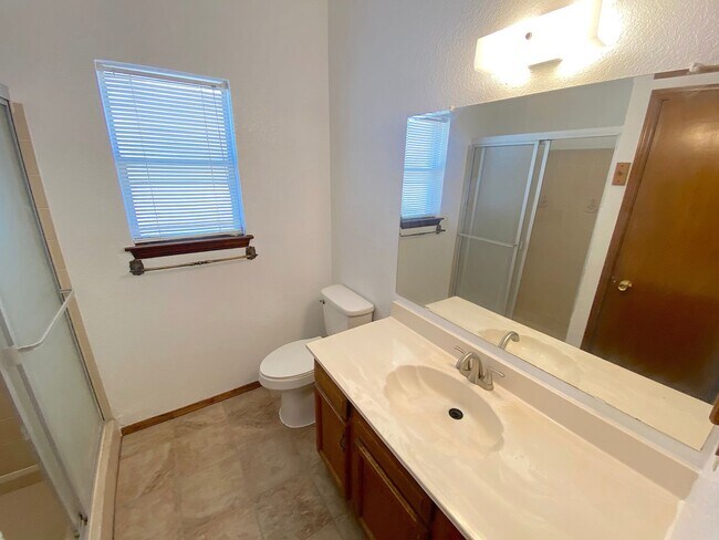 Building Photo - Northeast El Paso 3bed/2bath with Mountain...