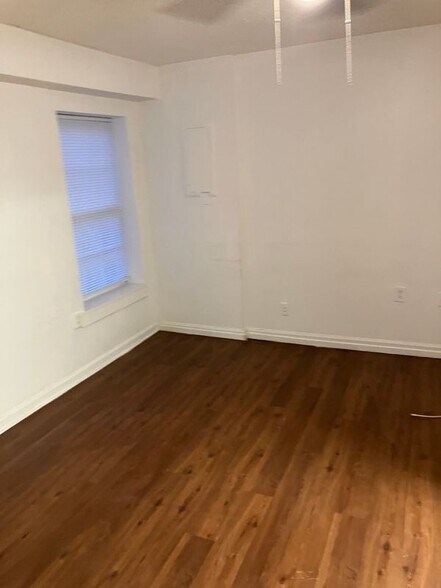 Building Photo - 1601 Bedell Ave