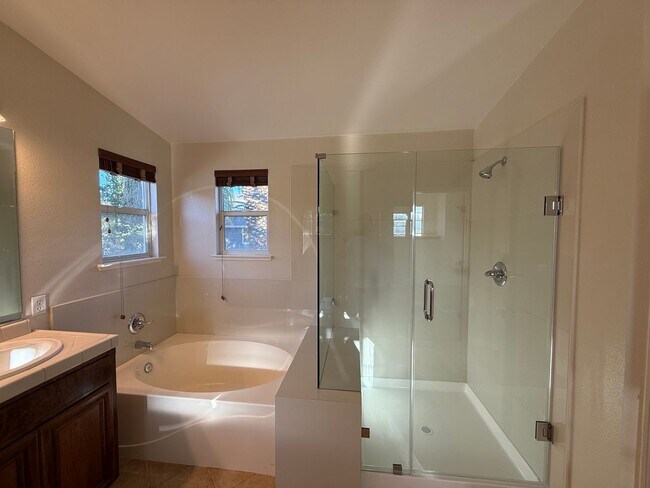 Building Photo - 5 bedrooms located in Redbridge Gated Community!