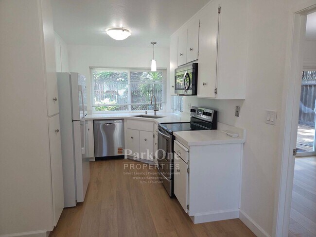 Building Photo - Spacious and Updated Heather Farms Townhome for Lease
