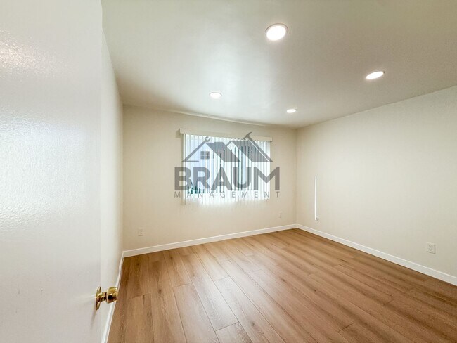 Building Photo - 5611 Fulcher Ave