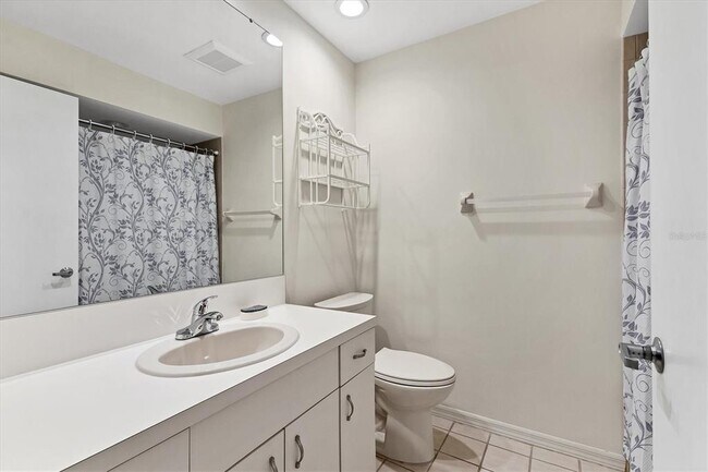 Building Photo - 3946 Wilshire Cir E