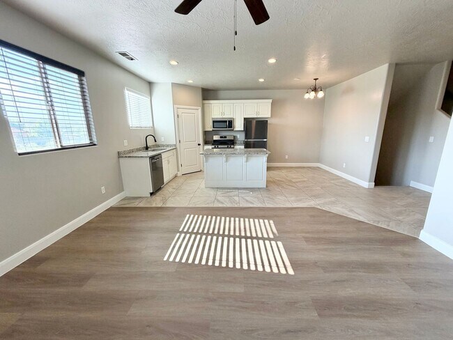 Building Photo - 355 W 200 S