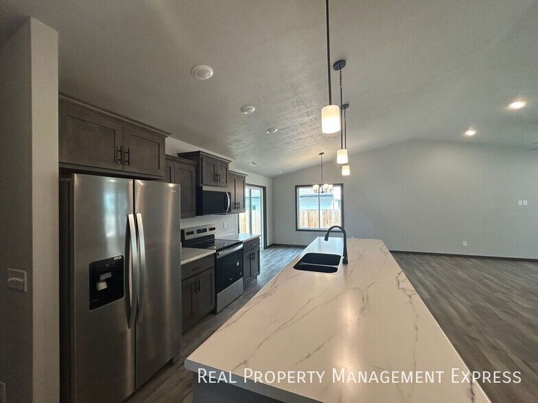 Building Photo - 3 Bedroom 2 Bathroom Home for Rent