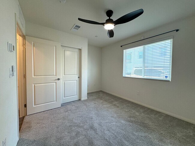 Building Photo - 2662 Champagne Gold Ave