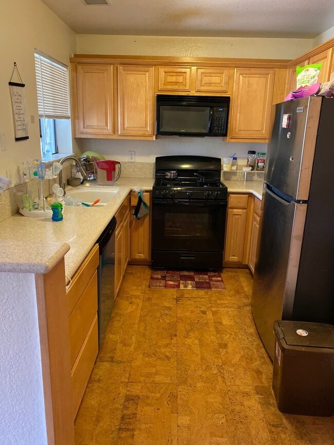 Building Photo - 2 bedrooms 2bath Condo in Fremont gated co...