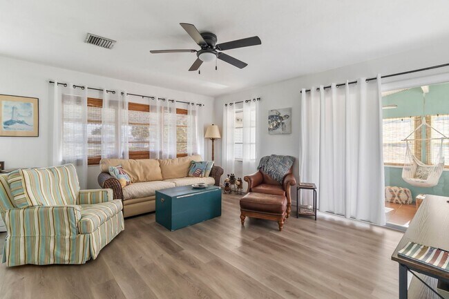 Building Photo - Furnished * AVAIL Now Through 11/1 * $1,69...