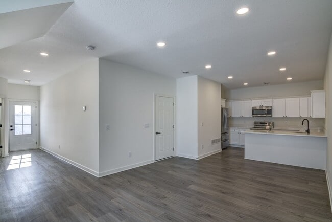 Building Photo - New 3 Bedroom Town Home