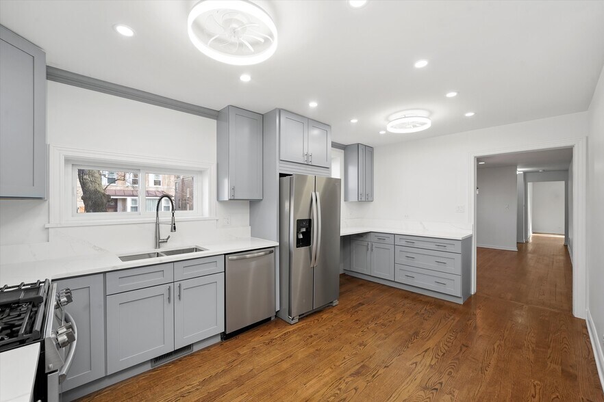 Building Photo - 7056 N Rockwell St