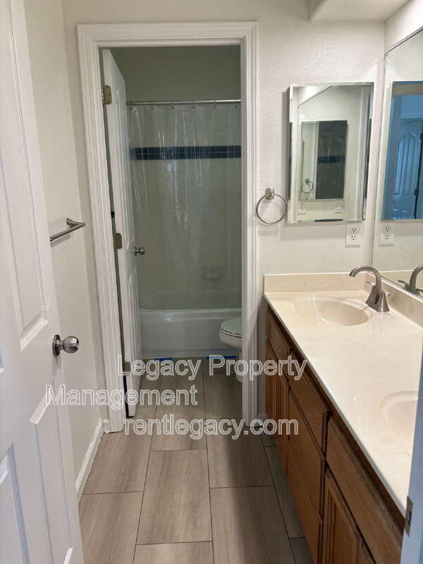 Building Photo - 3031 Daggett Dr