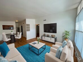Building Photo - Charming 2 Bedroom, 1 Bathroom Duplex in A...