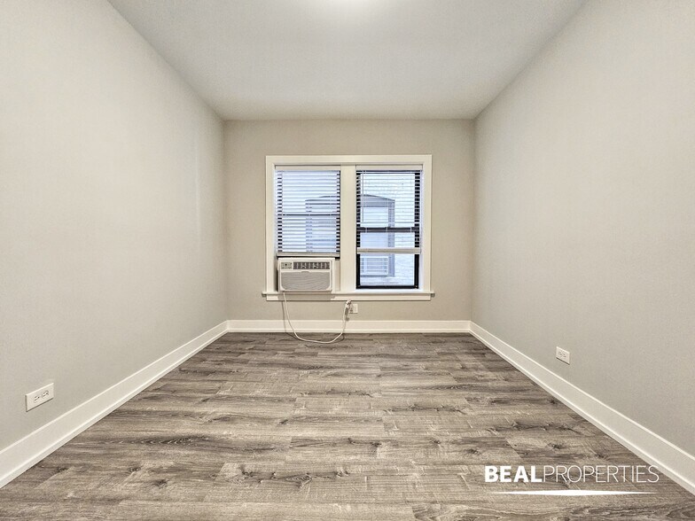 Building Photo - 705 W Brompton Ave