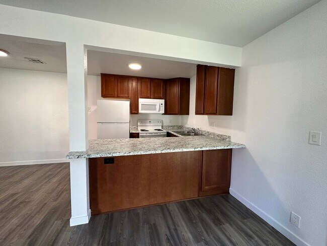Building Photo - 835 Lakeside Dr
