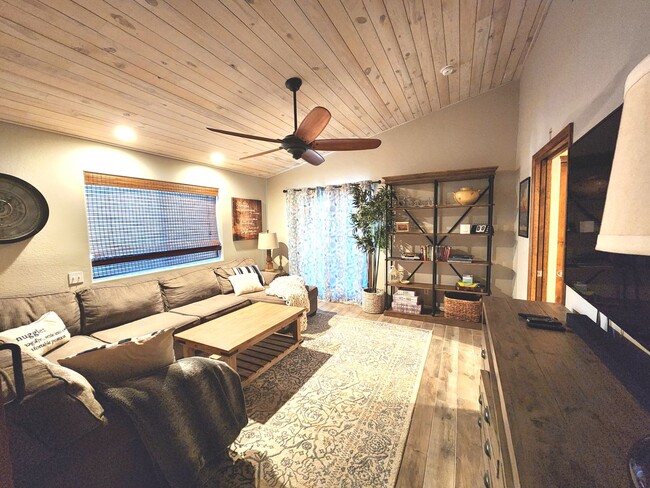 Building Photo - Amazing Fully Furnished Rental with Pool & Spa