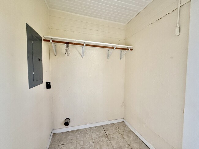 Building Photo - 709 11th Ave NW