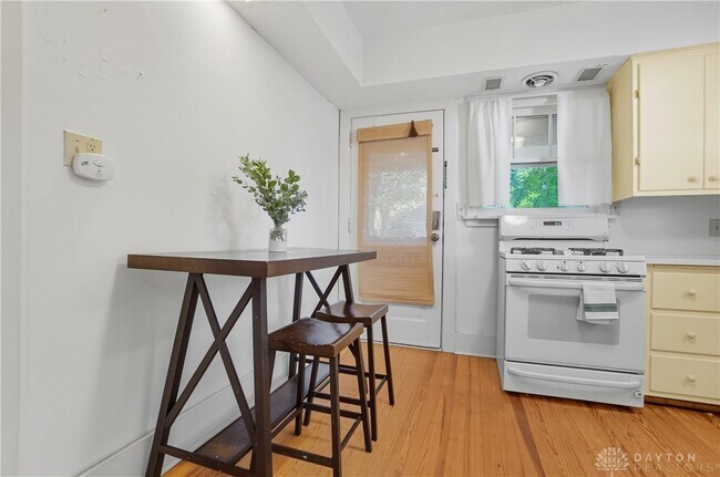 Building Photo - 518 Irving Ave