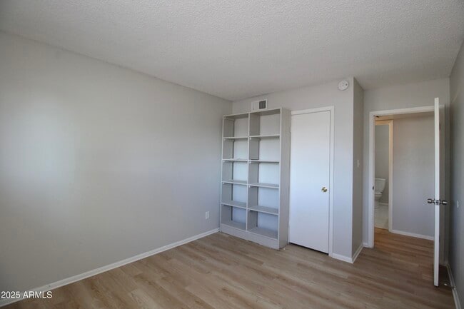 Building Photo - 537 E Laguna Dr