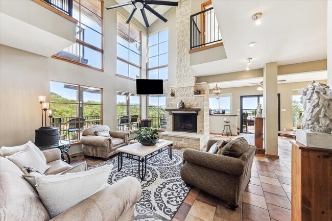 Building Photo - 13801 Lakeview Dr