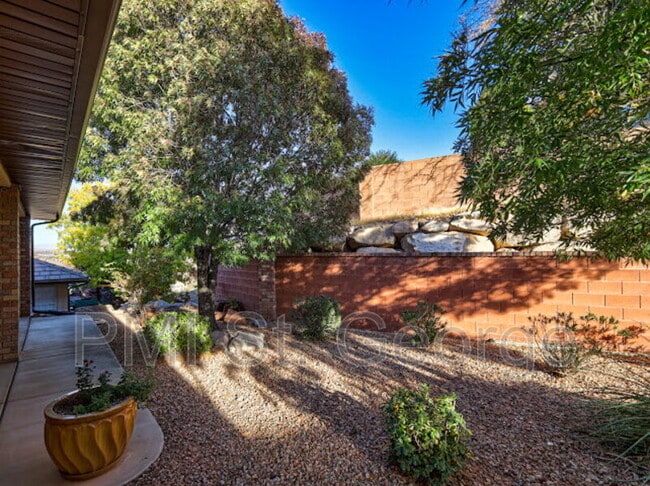 Building Photo - 621 Rolling Hills Dr