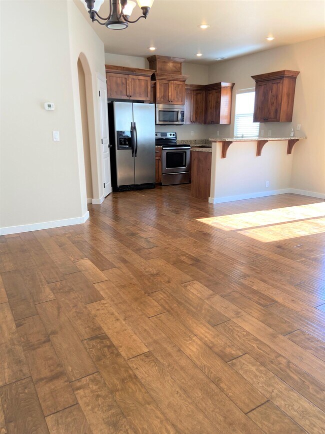 Building Photo - 677 S Pine Tree Ln