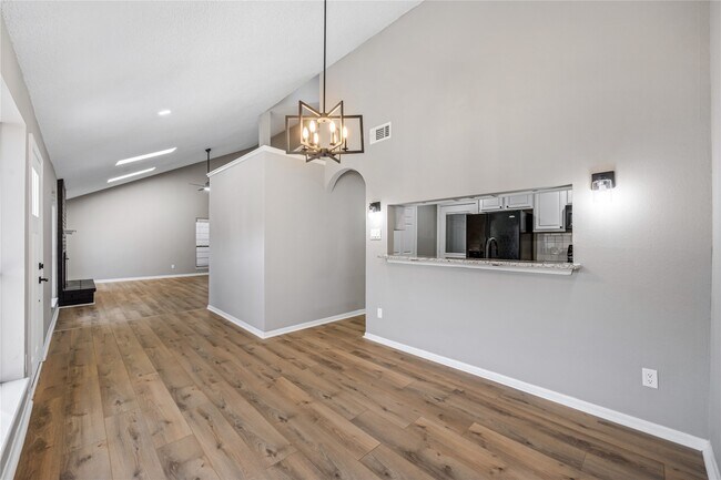 Building Photo - 13852 Hollowgreen Dr
