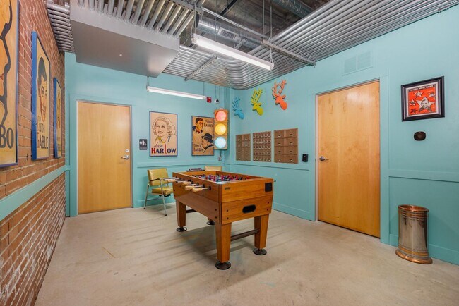 Building Photo - 301 N Mulberry St