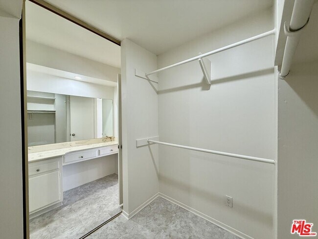 Building Photo - 5320 Zelzah Ave