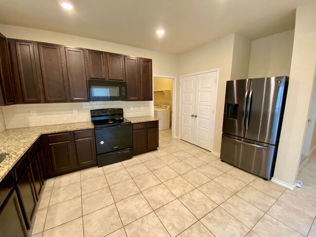 Building Photo - Spacious 4 Bedroom ~ Convenient to JBSA Ra...