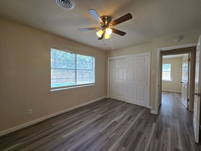 Building Photo - 501 W Voelter Ave