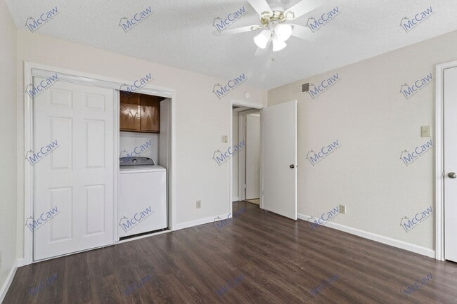 Building Photo - 9520 Royal Ln