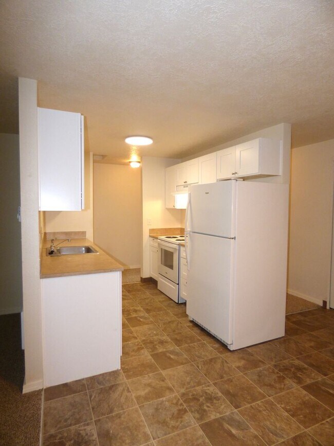 Building Photo - Rent Special: FREE September's Rent!! Second Floor 3 Bedroom apartment