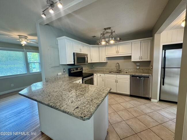 Building Photo - 1327 Azalea Dr