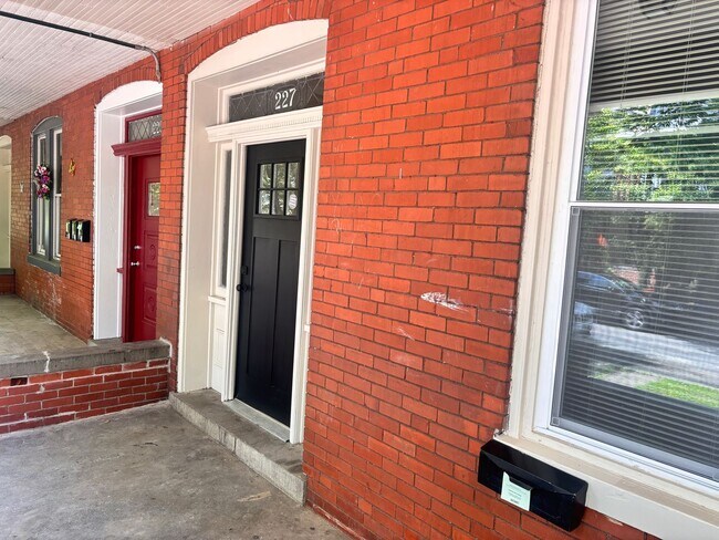 Building Photo - 4 Bedroom, 2 Full Baths Harrisburg House for Rent