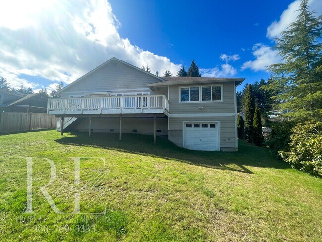Building Photo - Fantastic Private Lakefront Rambler