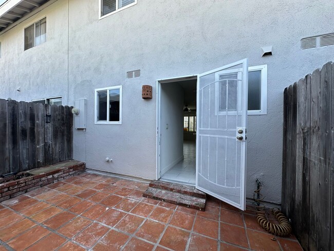 Building Photo - Townhome with Greenbelt Views and Modern U...