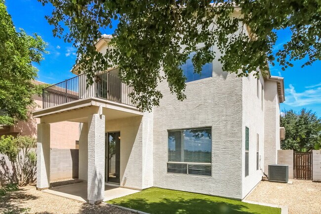 Building Photo - 40204 Calabria St