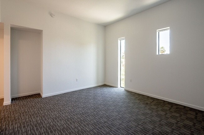 Building Photo - Live the Downtown Life! 2 Bedrooms!