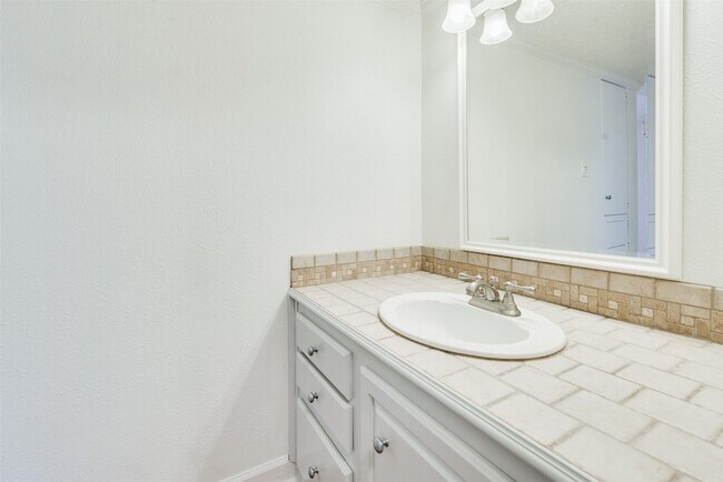 Building Photo - 2229 Mimosa Dr