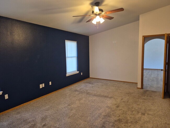 Building Photo - Spacious 3 bed/2 bath home in desired neig...