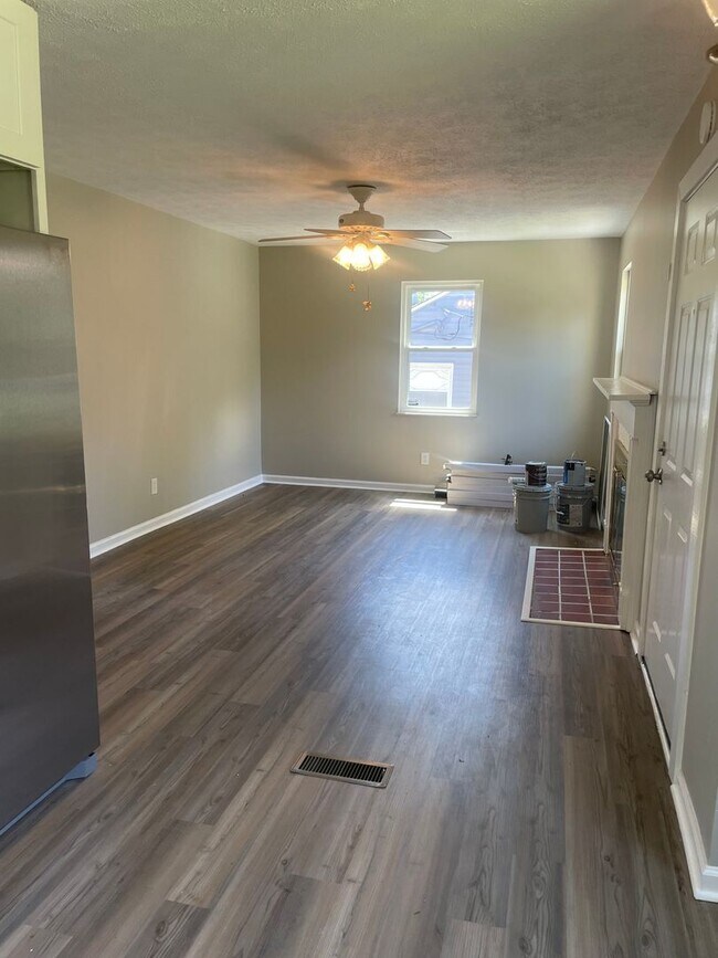 Building Photo - Knoxville 37920 - Very nice updated 2 bedroom home in South Knoxville for rent. - Contact Lisa Vi...