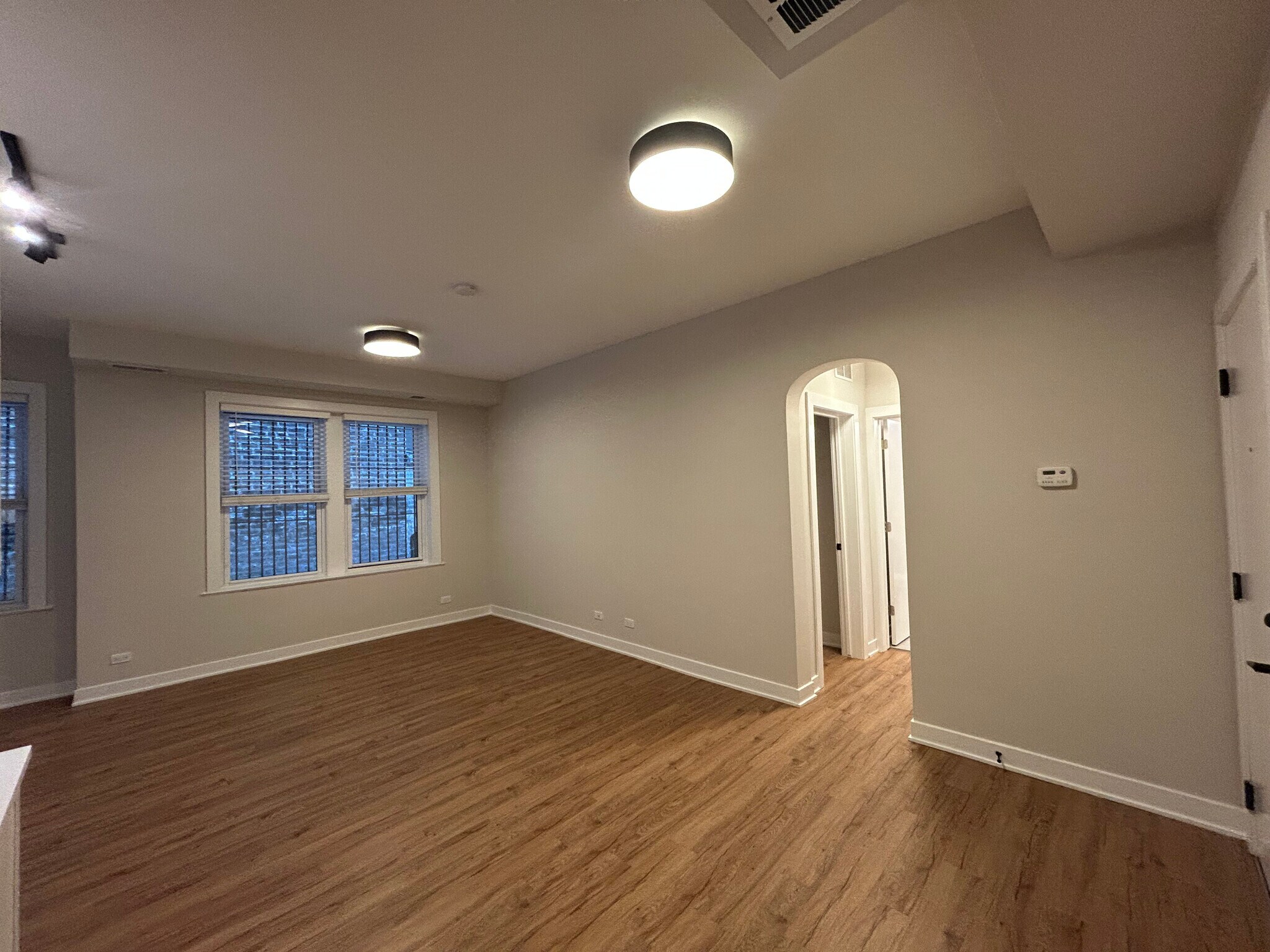 Building Photo - 648 W Wrightwood Ave