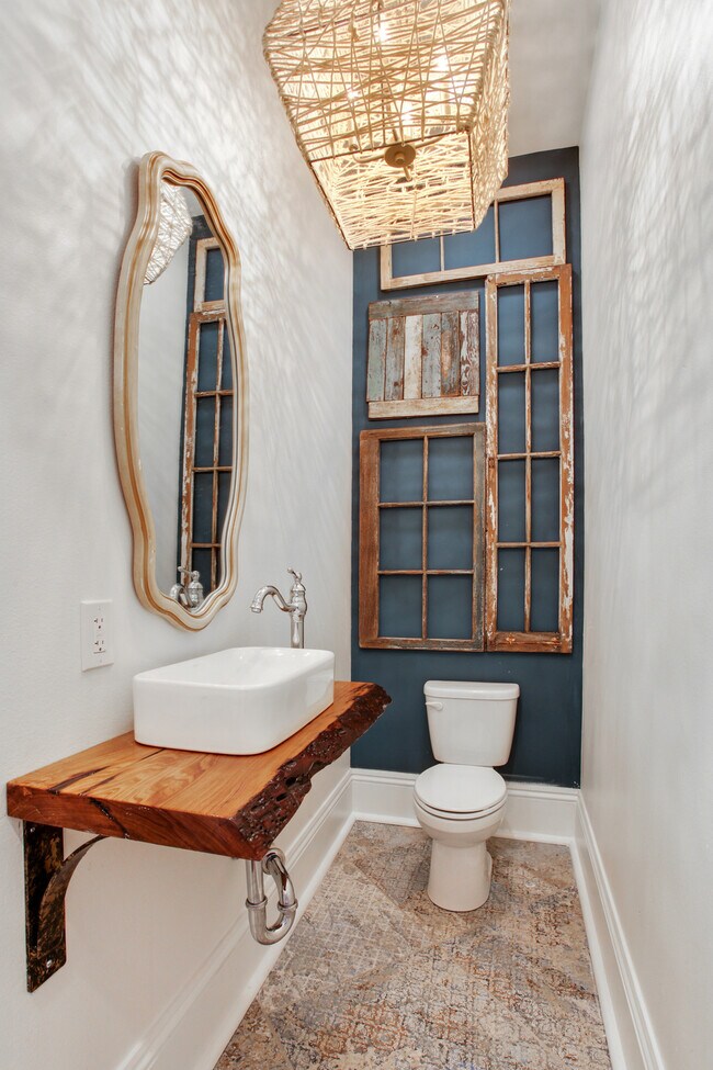 Building Photo - 3025 Banks- left