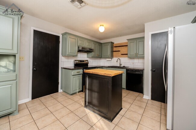 Building Photo - 2920 Featherston Ave