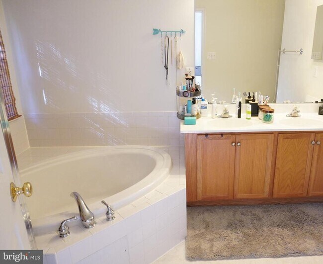 Building Photo - 8596 Wyngate Manor Ct