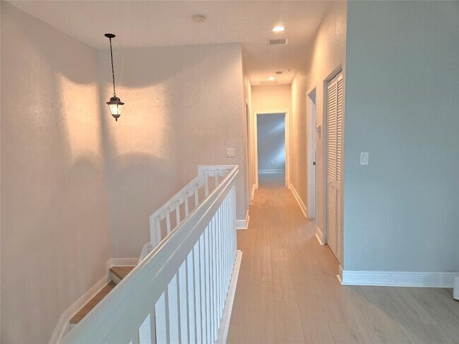 Building Photo - 1528 SW 147th Ave