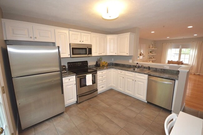 Building Photo - Large 2 BR w/ 1 Full and 2 Half Baths in Rockland