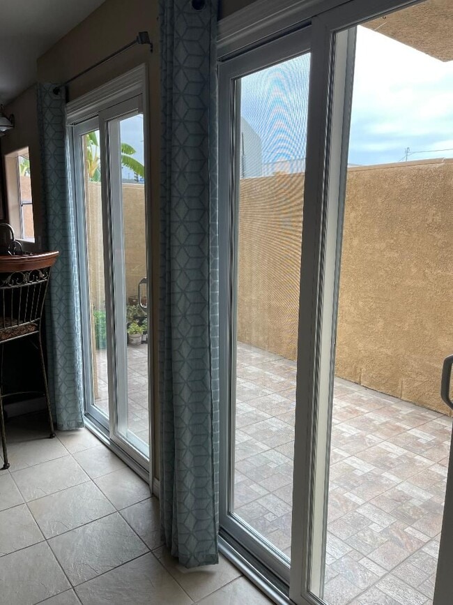 Building Photo - SPACIOUS 3BR/2.5BA EASTSIDE TOWNHOME FOR LEASE