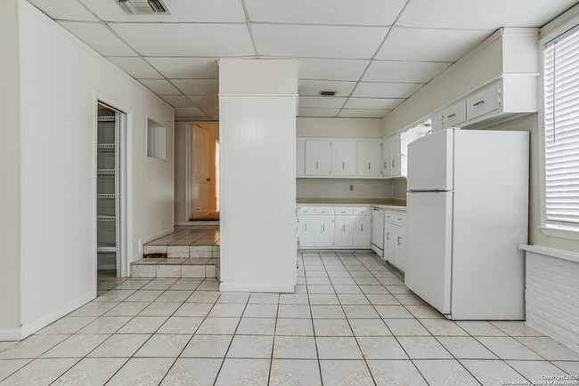 Building Photo - 811 Cottonwood Ave