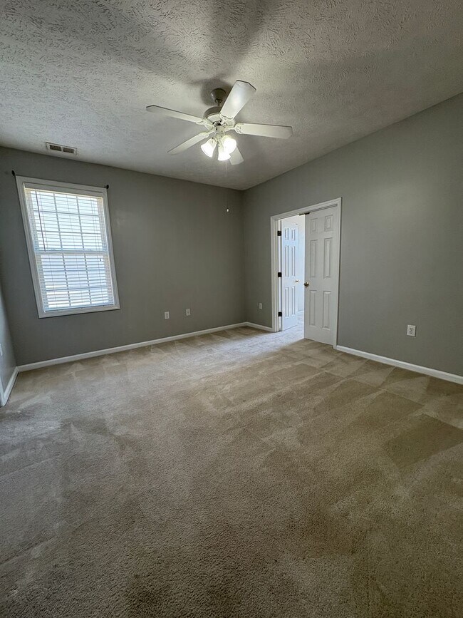 Building Photo - Beautiful 3 Bedroom and 2 Bath Apartment