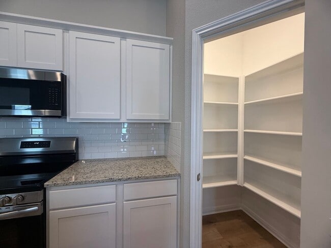 Building Photo - Stunning 3x2 Luxury Duplex in Buda, TX!